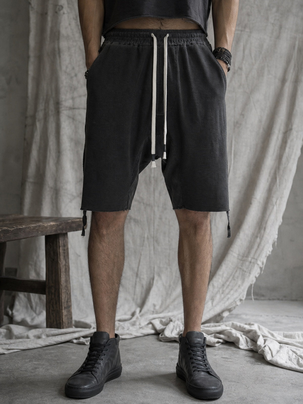 AITO Textured Drop-Crotch Shorts, תצוגת לבישה עריכתית