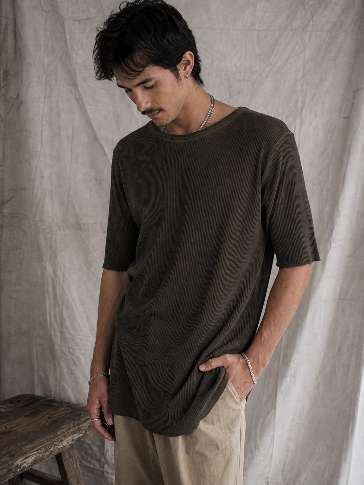 AITO Ribbed Cotton Tee, תצוגת לבישה עריכתית