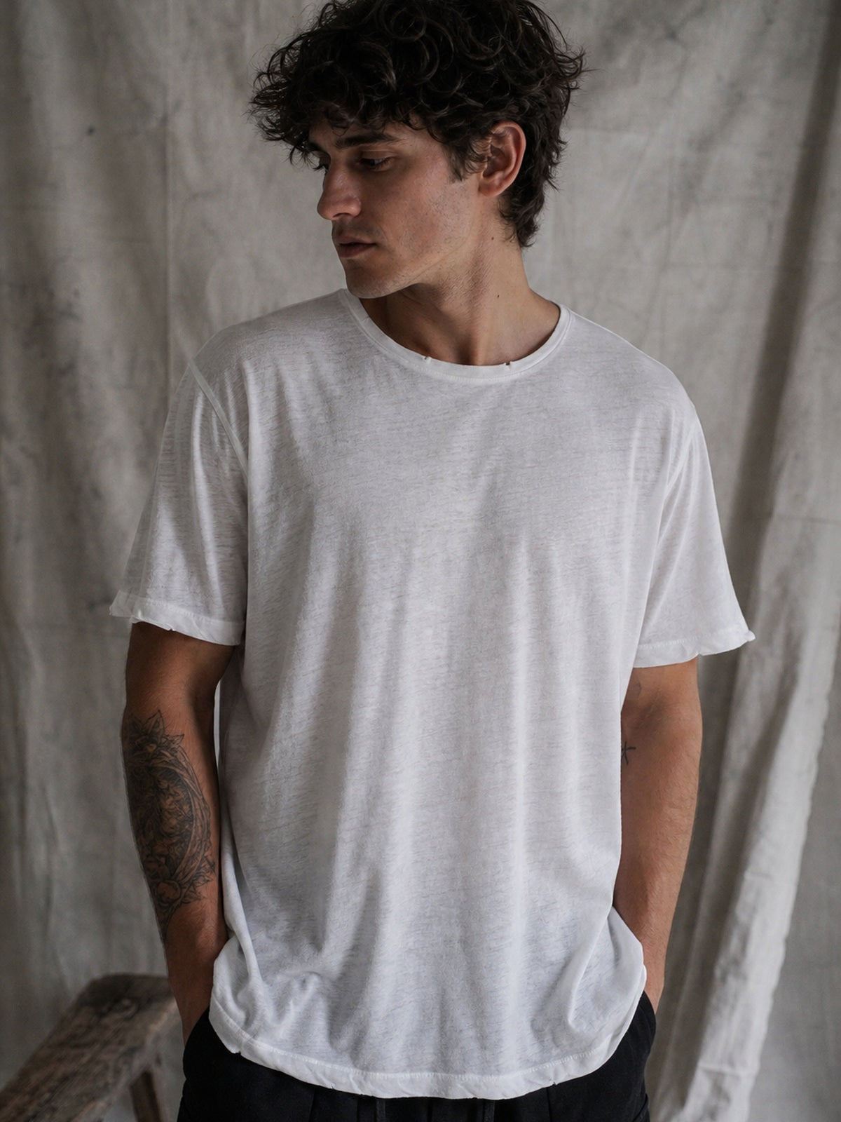 AITO Vintage Washed Cotton Tee, תצוגת לבישה עריכתית