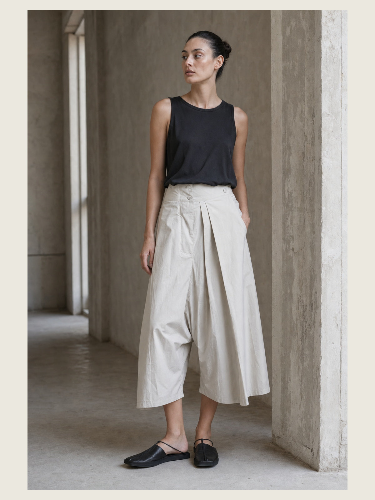 תמונת אווירה עריכתית של INN7 עבור Wide Convertible Poplin Pants — DEVA KANYA