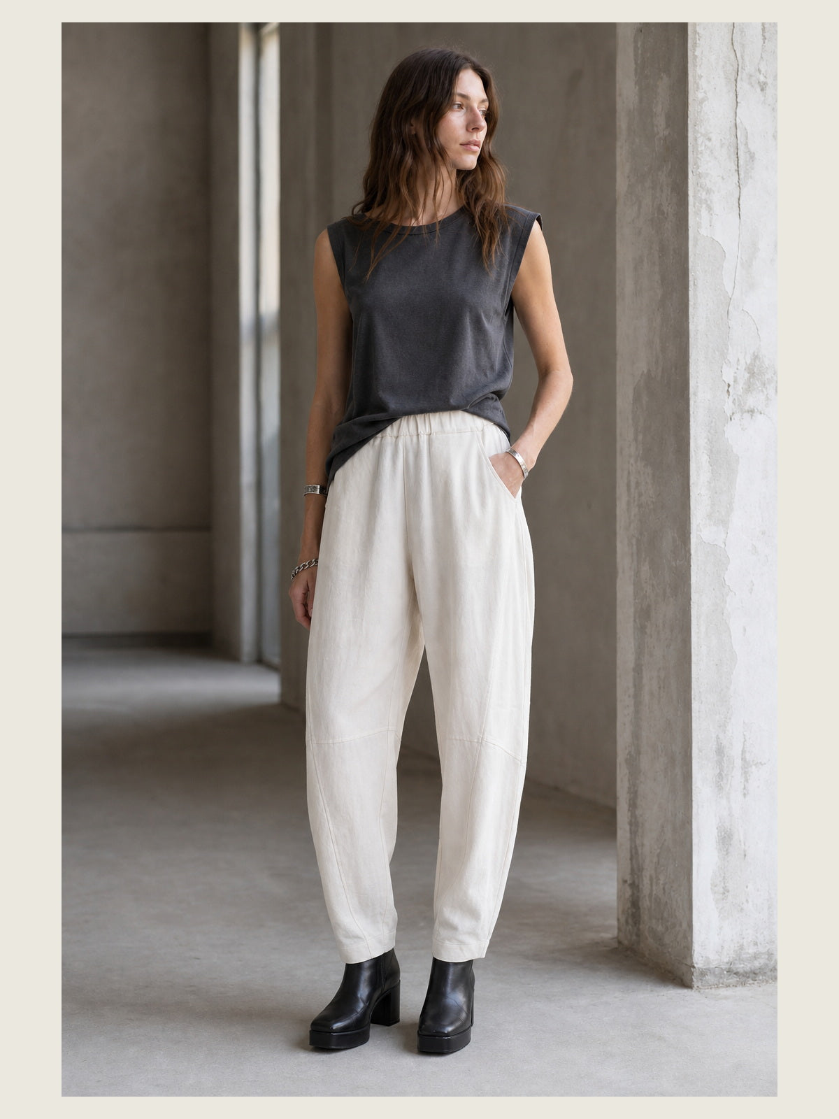 תמונת אווירה עריכתית של INN7 עבור Balloon High-Waist Trousers — LA HAINE INSIDE US