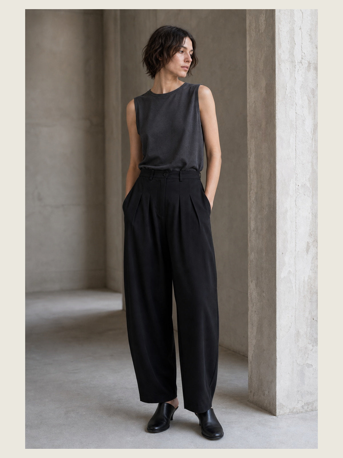 תמונת אווירה עריכתית של INN7 עבור Wide-Leg Pleated Trousers — NOSTRA SANTISSIMA