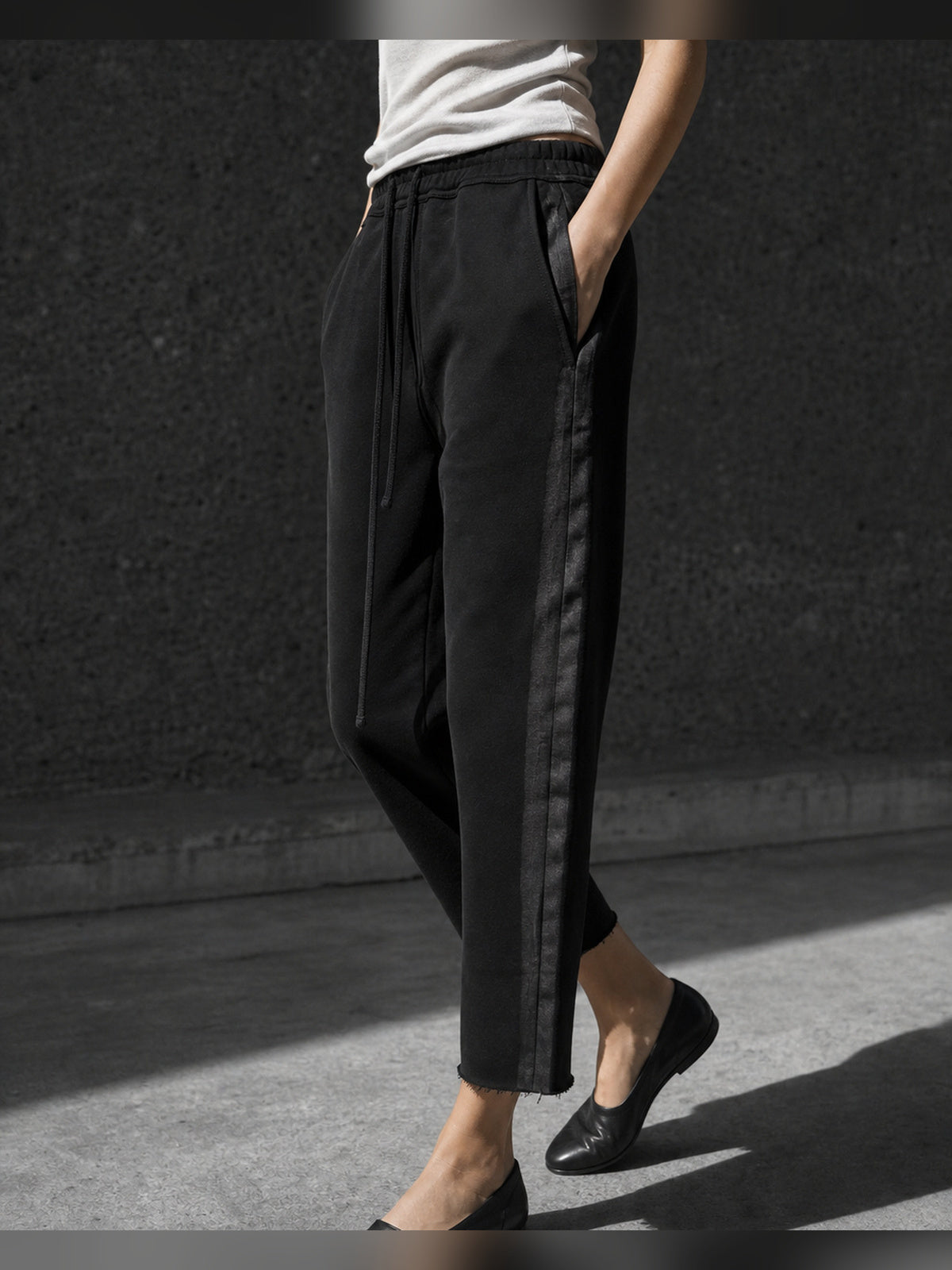 תמונת אווירה של INN7 עבור Hand-Painted Cropped Trousers — THOM KROM