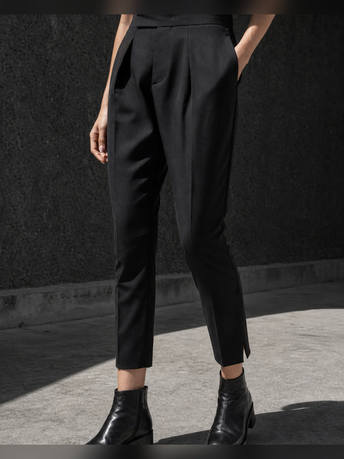 תמונת אווירה של INN7 עבור Pleated Wool-Mohair Trousers — SAPIO