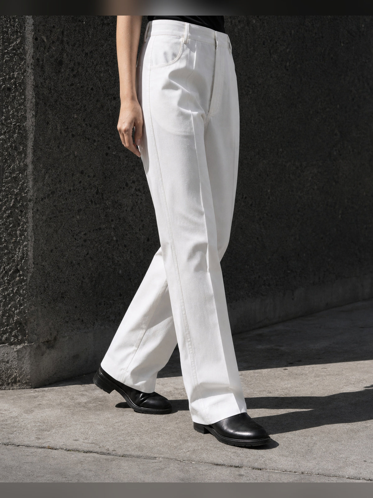 תמונת אווירה של INN7 עבור Relaxed Cotton Trousers — SAPIO