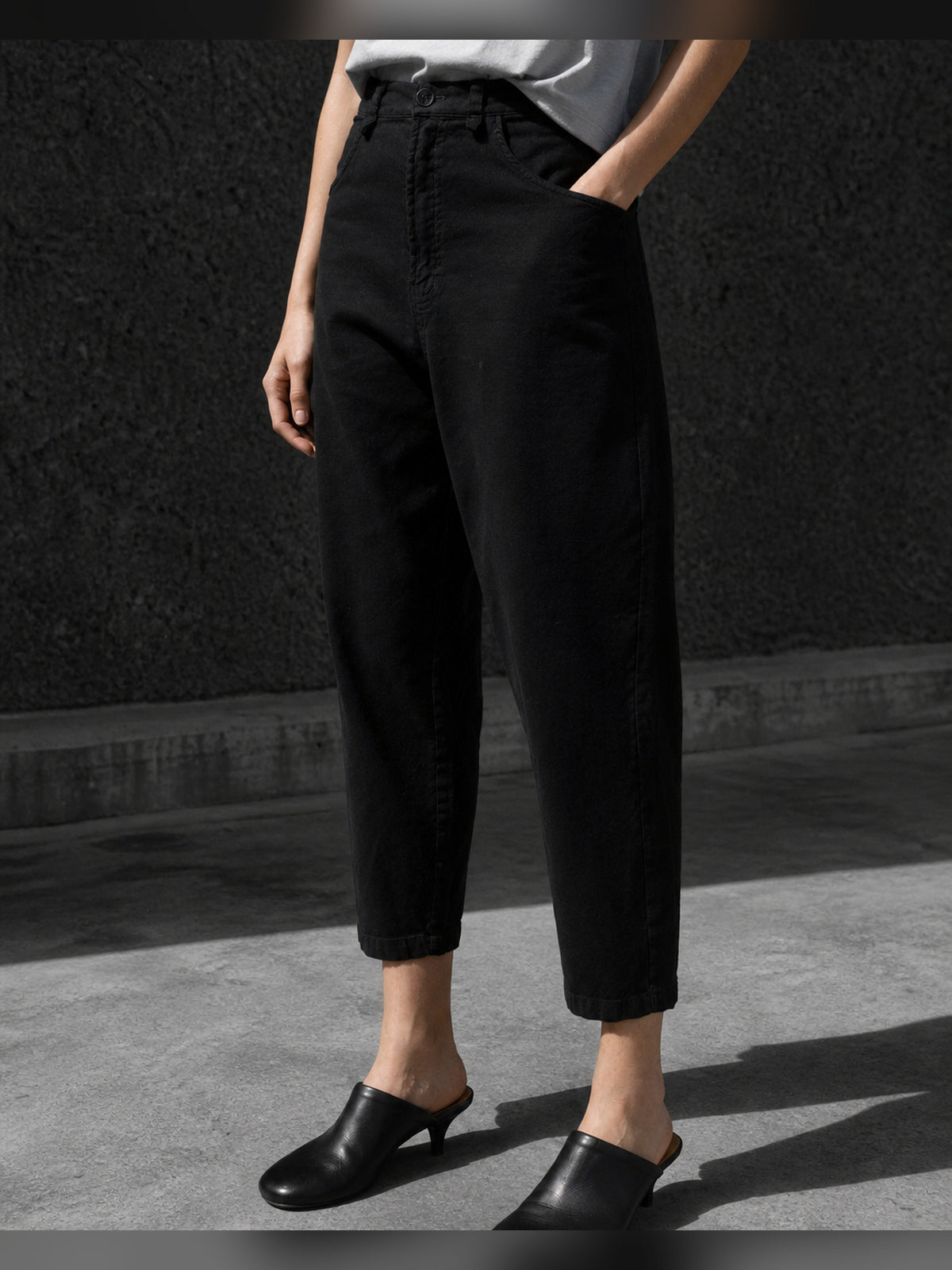 תמונת אווירה של INN7 עבור Tapered Linen-Blend Trousers — NOSTRA SANTISSIMA