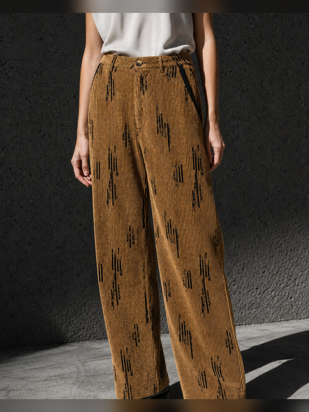 תמונת אווירה של INN7 עבור Wide-Leg Corduroy Pants — NOSTRA SANTISSIMA