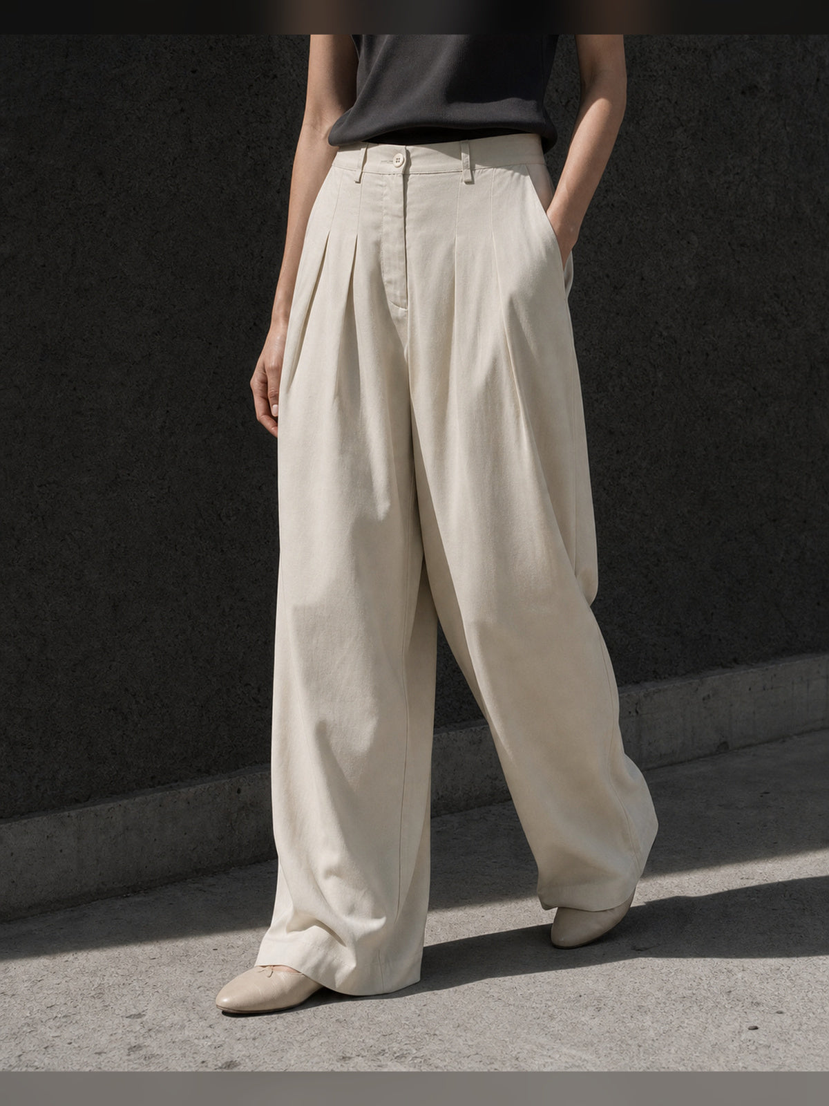 תמונת אווירה של INN7 עבור Wide-Leg Pleated Trousers — NOSTRA SANTISSIMA
