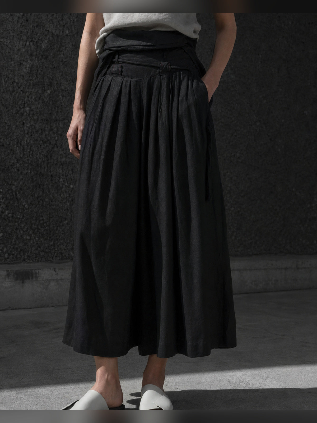 תמונת אווירה של INN7 עבור Pleated Linen Wrap Trousers — DEVA KANYA