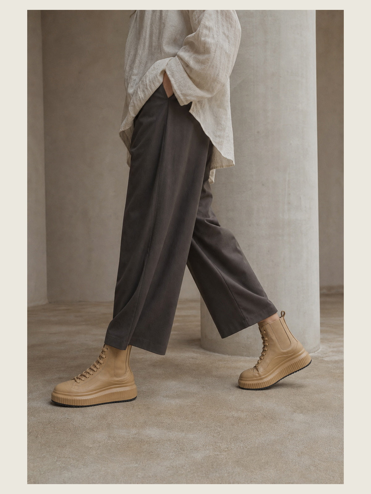 תמונת אווירה עריכתית של INN7 בסביבת טיח עבור Leather High-Top Platform Boot — OFFICINE CREATIVE