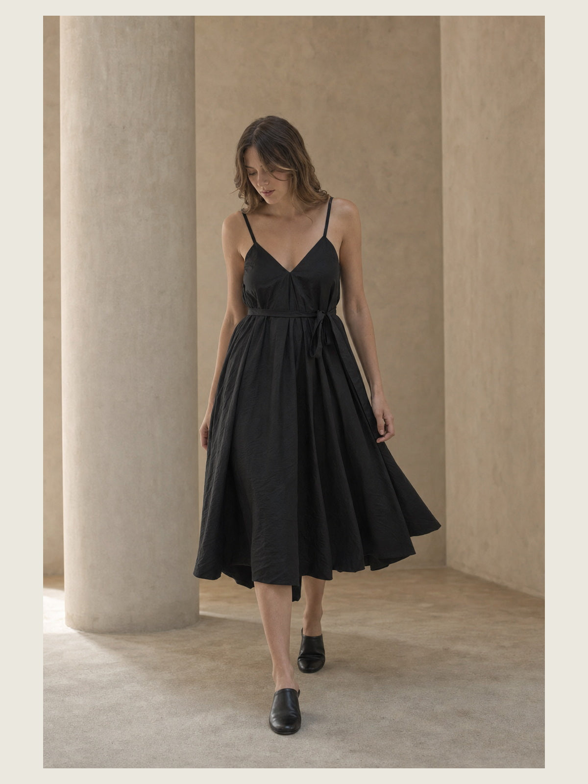 תמונת אווירה עריכתית של INN7 בסביבת טיח עבור Lightweight Volume Sundress with Belt — 139DEC