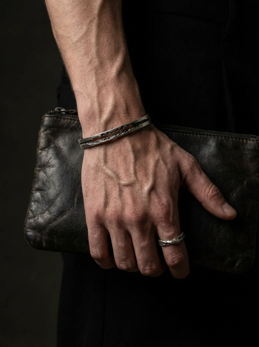 Band Ring with Scattered Diamonds